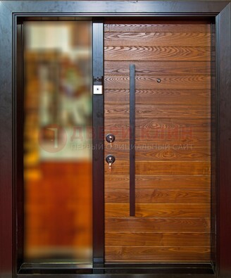 Коричневая входная дверь c МДФ панелью и стеклом ЧД-38 в частный дом в Самаре