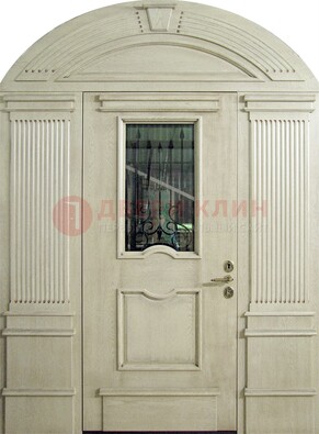 Белая входная дверь массив со стеклом и ковкой ДА-49 в Самаре