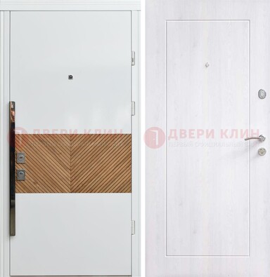 Белая железная дверь МДФ горизонтальной вставкой ДМ-265 в Самаре