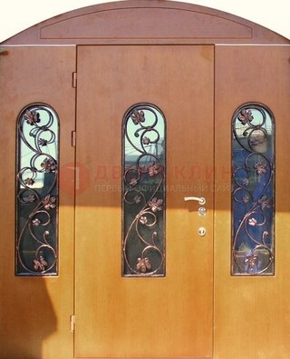 Парадная дверь со стеклянными вставками и ковкой ДПР-28 в общественное здание в Самаре
