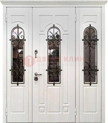 Белая распашная стальная дверь со стеклом и ковкой ДСК-125 в Самаре