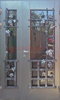 Распашная уличная дверь Порошок со стеклом и ковкой ДСК-221 в Самаре
