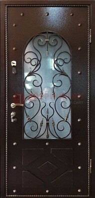 Влагостойкая дверь со стеклом и ковкой с декором ДСК-37 в Самаре