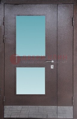 Коричневая тамбурная дверь со стеклянными вставками ДТМ-21 в Самаре
