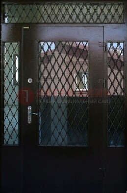 Коричневая тамбурная дверь со стеклянными вставками и ковкой ДТМ-32 в Самаре