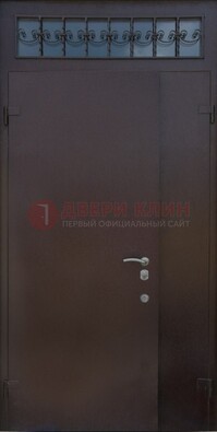 Коричневая тамбурная дверь со стеклянными вставками и ковкой ДТМ-39 в Самаре
