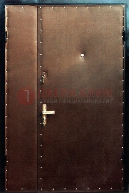 Коричневая тамбурная дверь с оформлением ДТМ-40 в Самаре
