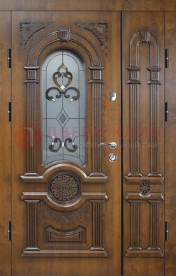 Коричневая двухстворчатая железная дверь с МДФ и витражом ВЖ-32 в Самаре