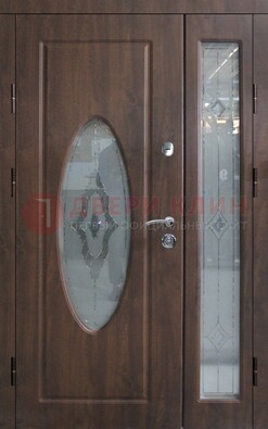 Коричневая двухстворчатая железная дверь с МДФ и витражом ВЖ-33 в Самаре